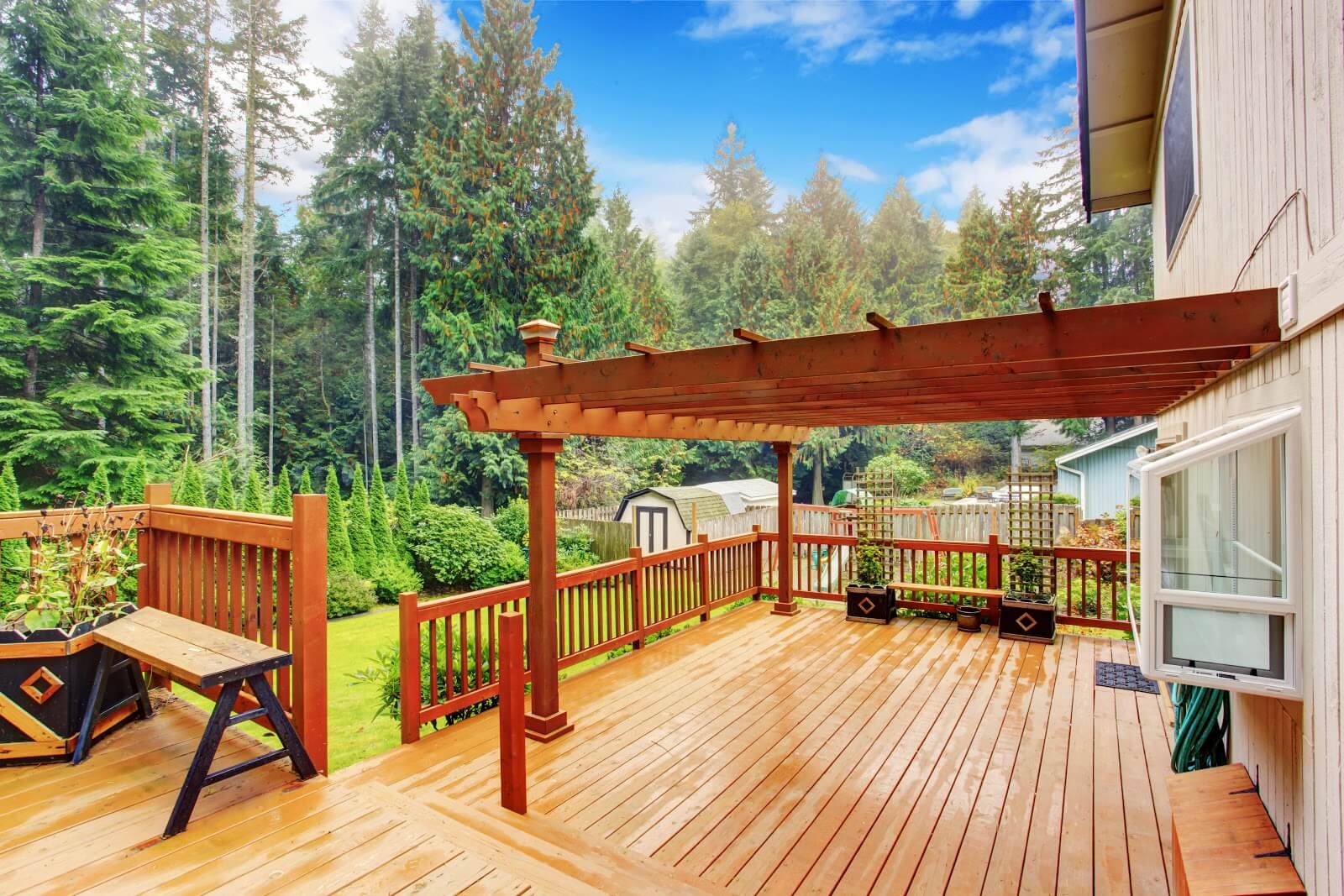 Modern composite deck with outdoor living space and custom railings Modern composite deck with outdoor living space and custom railings